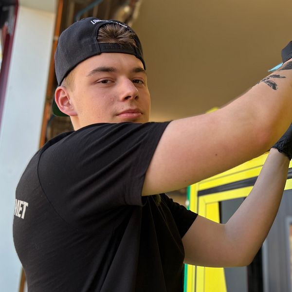 Isak Andersson rustar upp en ambulans inför leverans till Ukraina