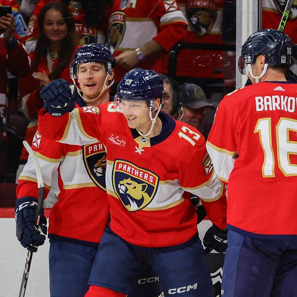 Florida Panthers firar ett av målen.