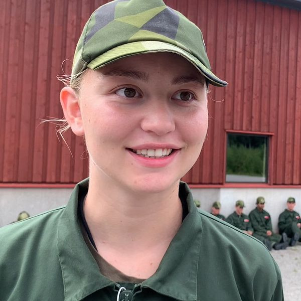 Nu har den första kullen värnpliktiga ryckt in på återetablerade A9 i Kristinehamn. Ett 90-tal personer får delar av sin militärutbildning vid Villingsbergs skjutfält.