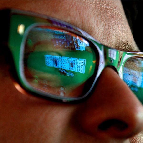En mans glasögon visar spegelbild på ett online-casino