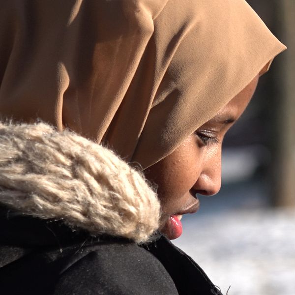 Tvådelad bild. Vänster: person i brun hijab. Höger: hand håller mobiltelefon med kameraapp aktiv.