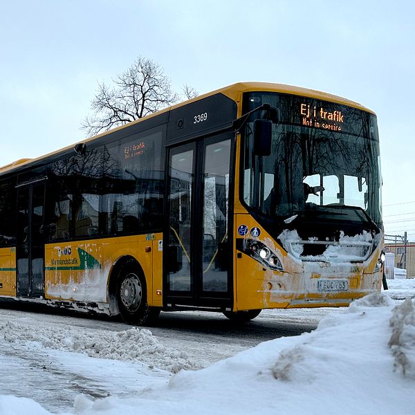 Snön som har dragit in i Värmland ställer till det för trafiken, både för kollektivtrafiken och bilisterna.