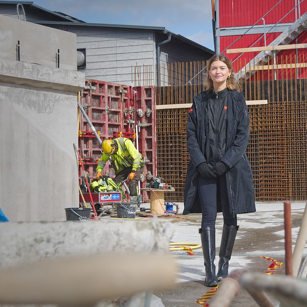 Martina Forslund på betongplattan till det som ska bli 15 våningar höga Skeppstornet.