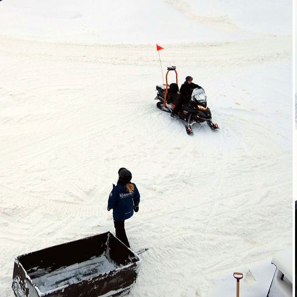 Bild ovanifrån på en skoter i snö och en bild på vd:n på Kläppen ski resort, Gustav Eriksson.