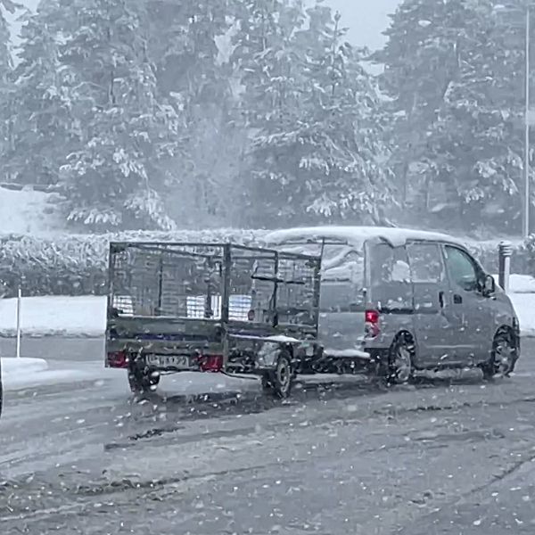 Bengt Olsson, Trafikverkets presschef, till höger. Till vänster bilar i snö.