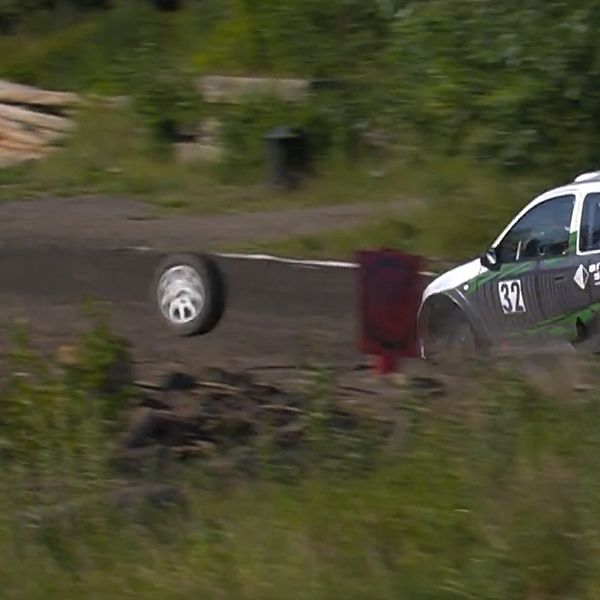 Hjul flyger av bilen