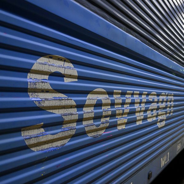 Närbild på utsidan av ett SJ-tåg, med texten ”Sovvagn”.