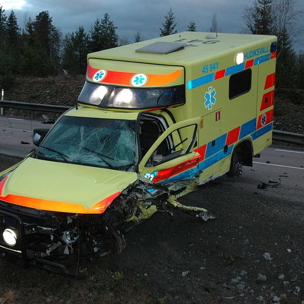 Krockad ambulans i diket utanför Enånger. Före detta Ambulanssjuksköterskan Daniel Sjöholm.Daniel Sjöholm