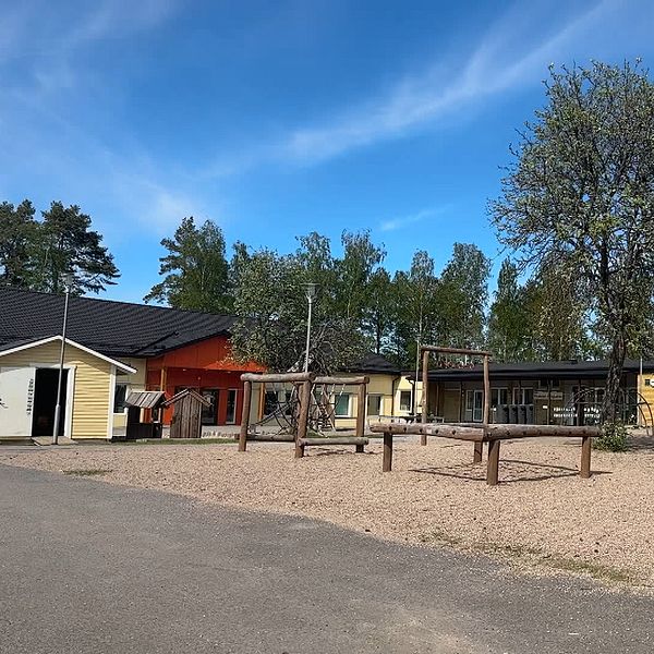 En skolgård. Blå himmel.