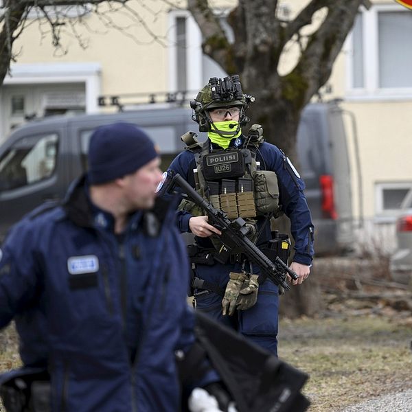 Polis utanför skola