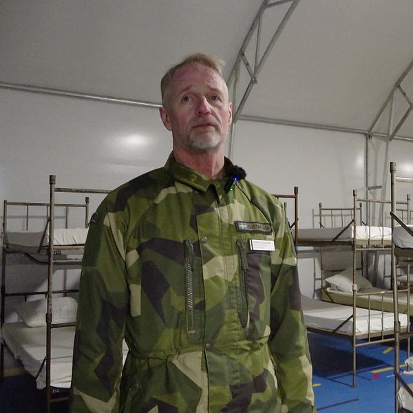 Försvarsmaktens soldat i tälthall med våningssängar i Boden