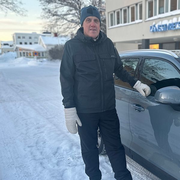 På bilden syns beredskapsdirektören Torbjörn Westman. Han står bredvid en bil.