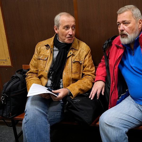 Novaja Gazetas chefredaktör Sergej Sokolov och tidningens före detta chefredaktör Dmitrij Muratov i rätten i Moskva september 2022.