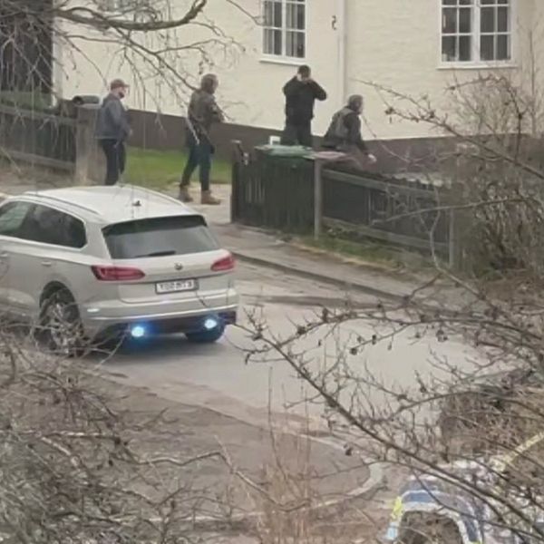 Poliser griper en man i ett villaområde i Västerås