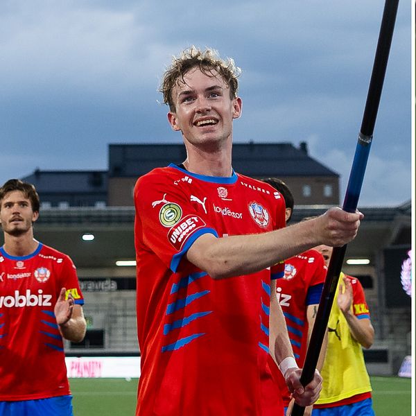Alexander Johansson firar segern för Helsingborg på fotbollsplanen efter avgörande mål.