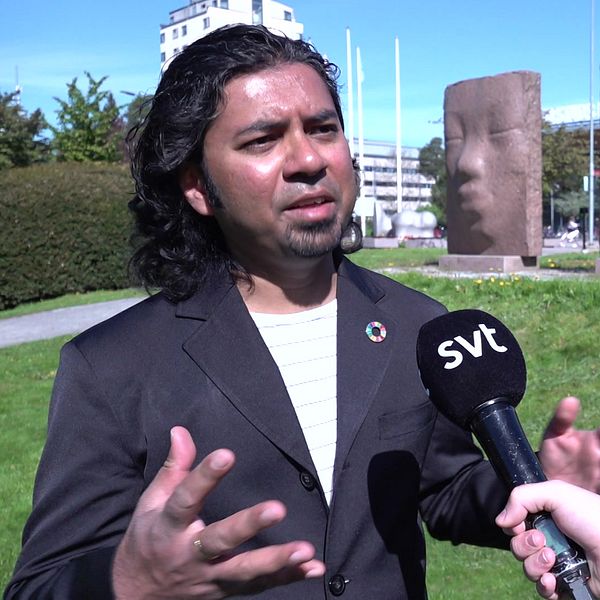 Klimatforskaren Avit Bhowmik står utomhus i Karlstad