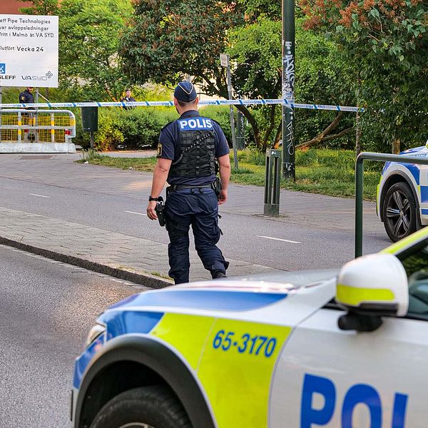 Polisen går innanför avspärrningar i närheten av Jesusparken, där en polis under natten avlossade sitt tjänstevapen.