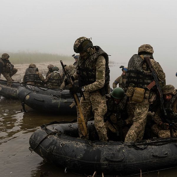 Ukrainska soldater i gummibåtar.