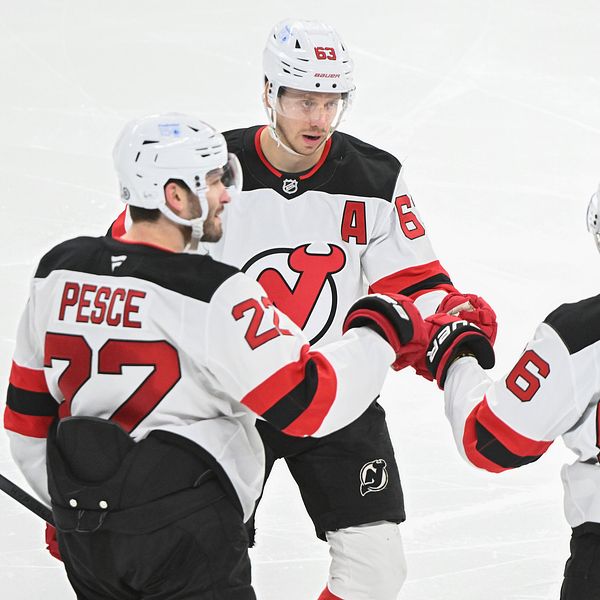 Jesper Bratt firar sitt mål ihop med lagkamrterna i New Jersey Devils i NHL.