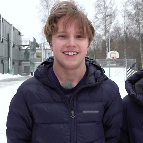 Eleverna Noel Öhman och Hugo Strande utanför modulskolan på Hertsön i Luleå.