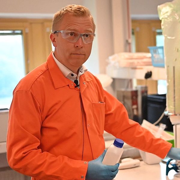 Magnus Berglund vid SGS visar utrustning för vattenprov i laboratoriet