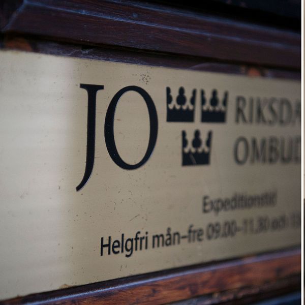 Delad bild. Vänster: skylt för Justitieombudsmannen. Höger: person i mörk huvtröja.