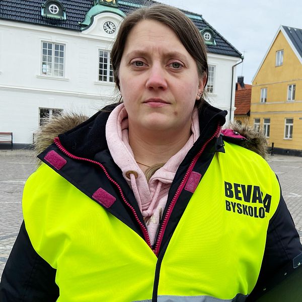 Camilla Wäli står med pärmen med namnunderskrifter