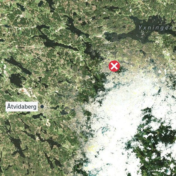Karta över området kring Åvisaberg med en röd markering som visar specifik plats i en skogig och kuperad terräng.