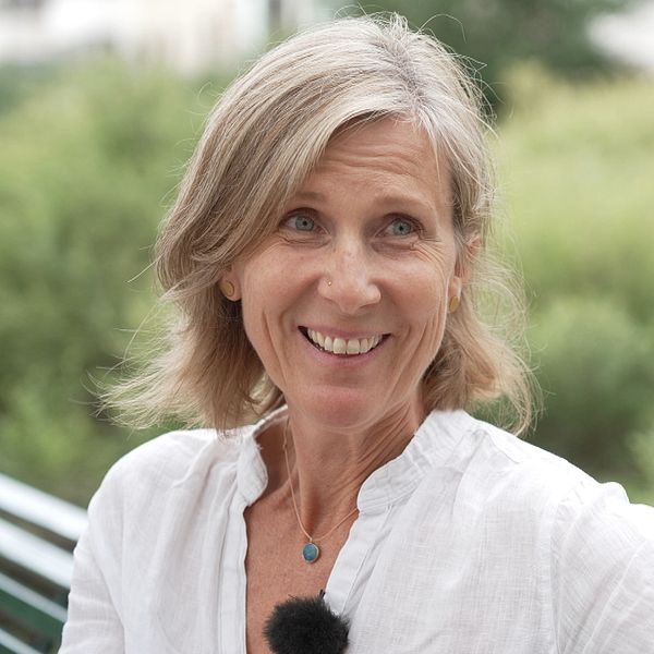 Katarina Woolley leer i en park.