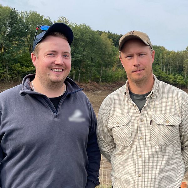 Bröderna Erik och Håkan Sibbesson på gården i Sibbarpsdalen utanför Näsum i Bromölla kommun