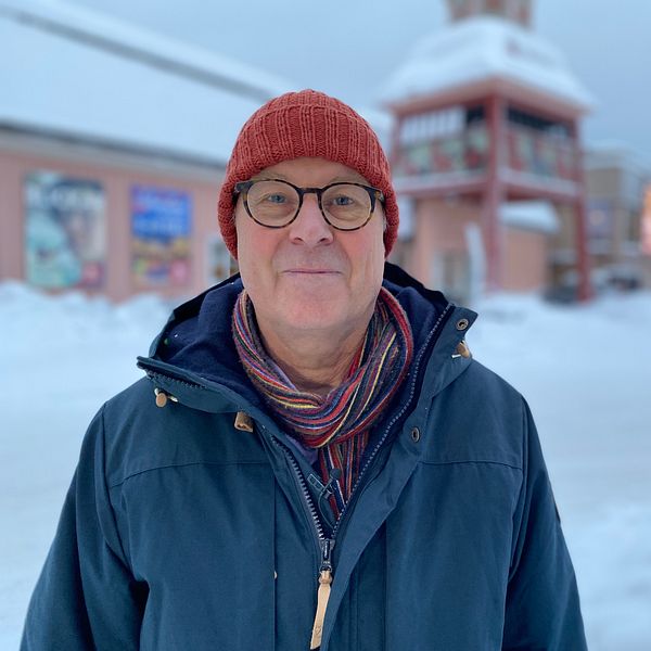 Man med roströd stickad mössa glasögon och blå jacka står utanför Jamtli i Östersund