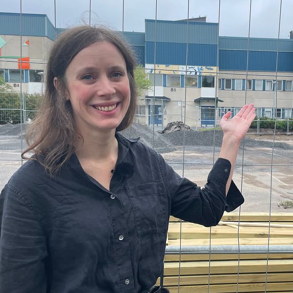 Malin Jönsson, projektledare för grönare skolgårdar, vid avspärrningen till den uppgrävda utemijön vid Hjulstaskolan.d