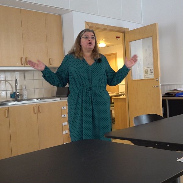 Ann-Christine Sundqvist Gunnar lärare på resursskolan i Ånge visar hur ett ganska avskalat klassrum ser ut