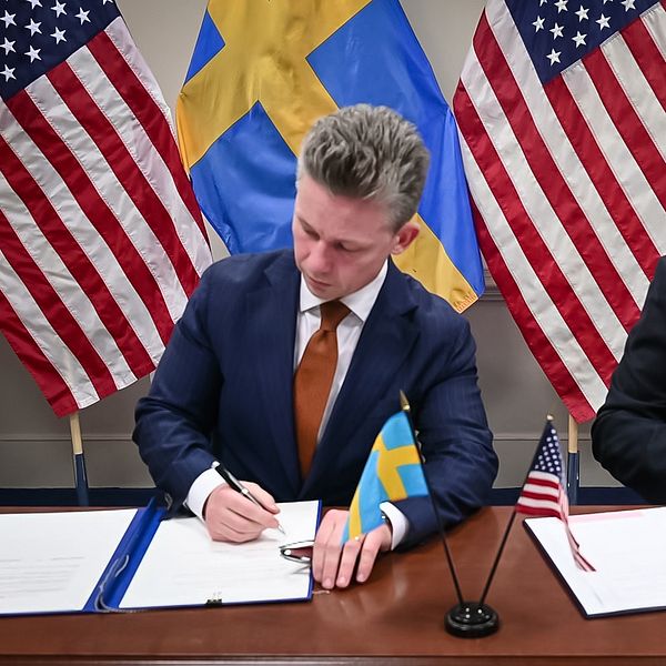Sveriges och USA:s försvarsministrar skriver under det nya avtalet.