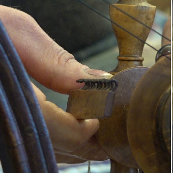 Delad bild. Till vänster en tät bild på en hand vid en spinnrock. Till höger en man med helskägg, snaggat hår och glasögon i pannan.