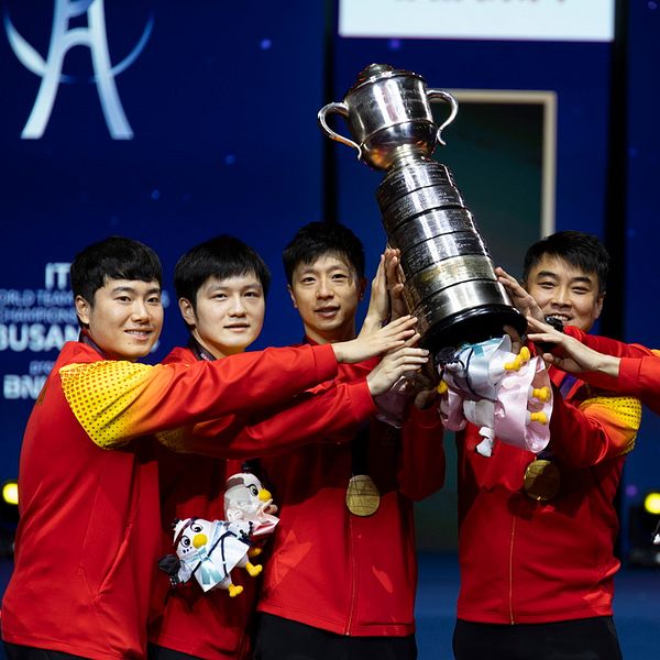 Det kinesiska VM-laget. Ma Long är närmast till vänster om pokalen.