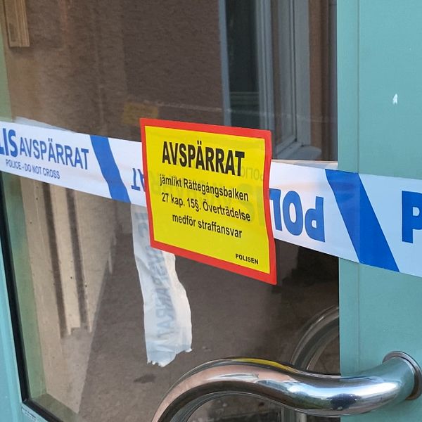 Polisens avspärrning efter en brand i ett trapphus i Västerås