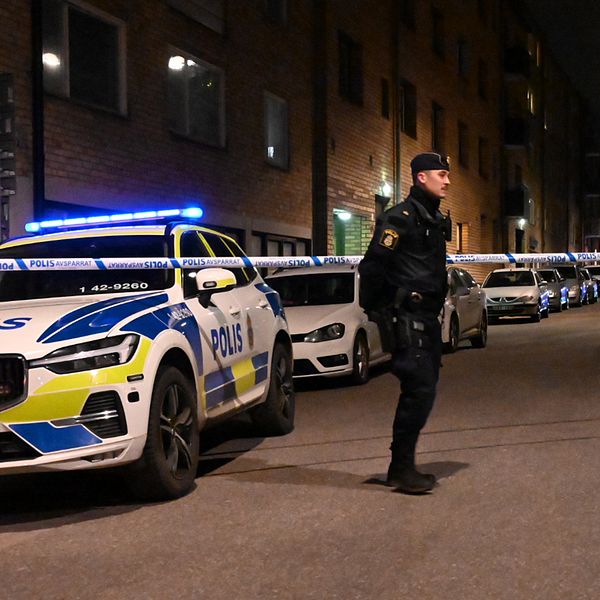 Polisman på gata i centrala Norrköping efter skottlossning