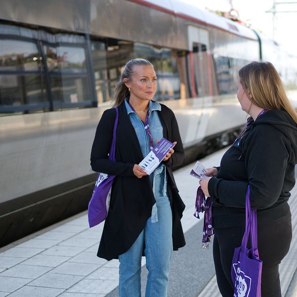Region Örebro län informerar länsbor om psykisk ohälsa via bussar och tåg under onsdagen.