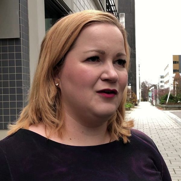 Kuvassa Suomen opettajien ammattijärjestön OAJ:n juristi Ira Hietanen-Tanskanen, jota haastatellaan SVT Uutisiin Helsingin Pasilassa. På bilden intervjuas Finlands lärarförbund OAJ:s jurist Ira Hietanen-Tanskanen av SVT Uutiset i Böle, Helsingfors.