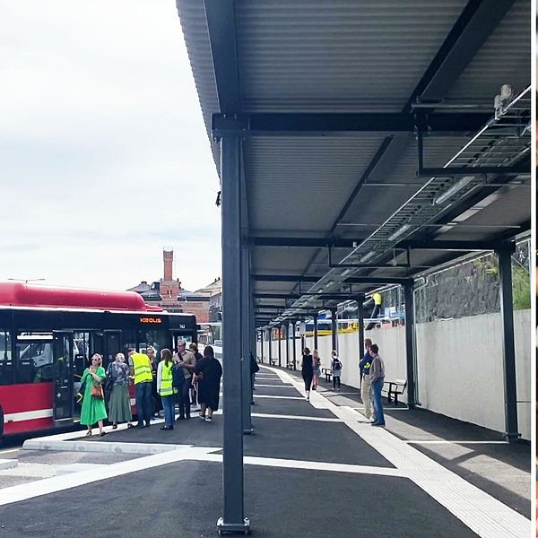 bussterminalen vid slussen och en resenär
