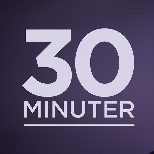 Bild med texten ”30 MINUTER” till vänster och en delvis synlig man med leende ansikte till höger, mot en lila bakgrund.