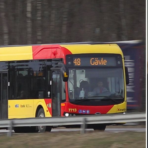 Kinesisk elbuss samt Oscar Almén från FOI.