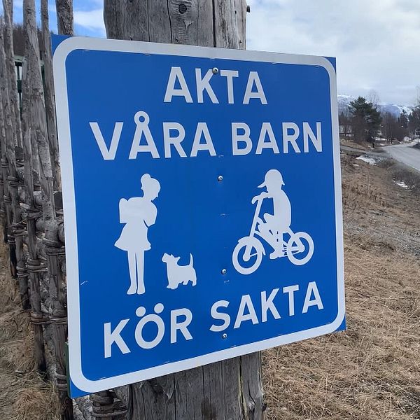 Vägskylt där det står: akta våra barn, kör sakta i Duved.