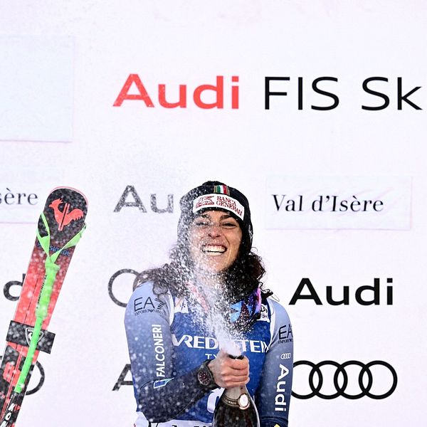 Federica Brignone vann den svåra super-G:n i Val d'Isere och är tvåa i totalen efter Mikaela Shiffrin som åkte ur.