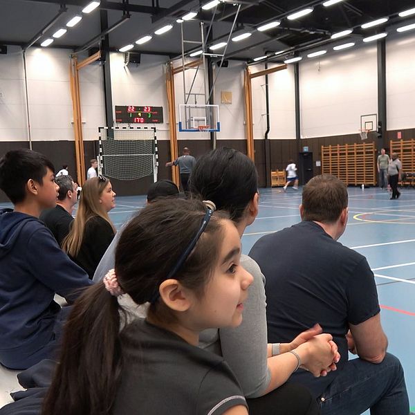 En liten flicka som tittar på en en basketmatch under Fenix cup  i Nyköping