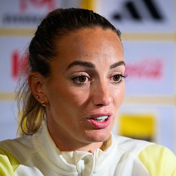 Kosovare Asllani på en presskonferens