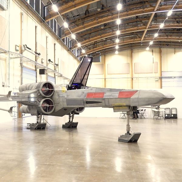 Tvådelad bild. Till vänster: X-wing i hangar. Till höger: Barn håller ljussabel.