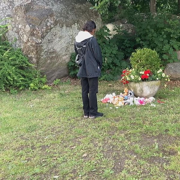 kvinna vid minnesplats