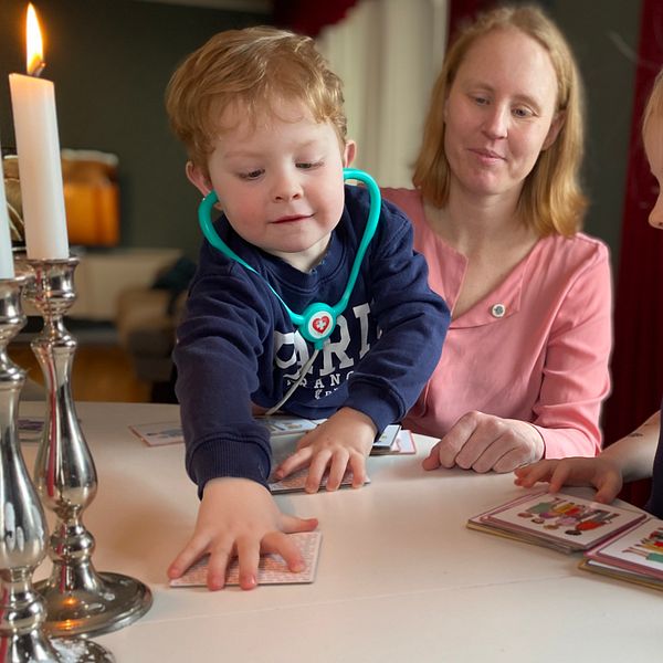 Två barn och mamma som spelar memory